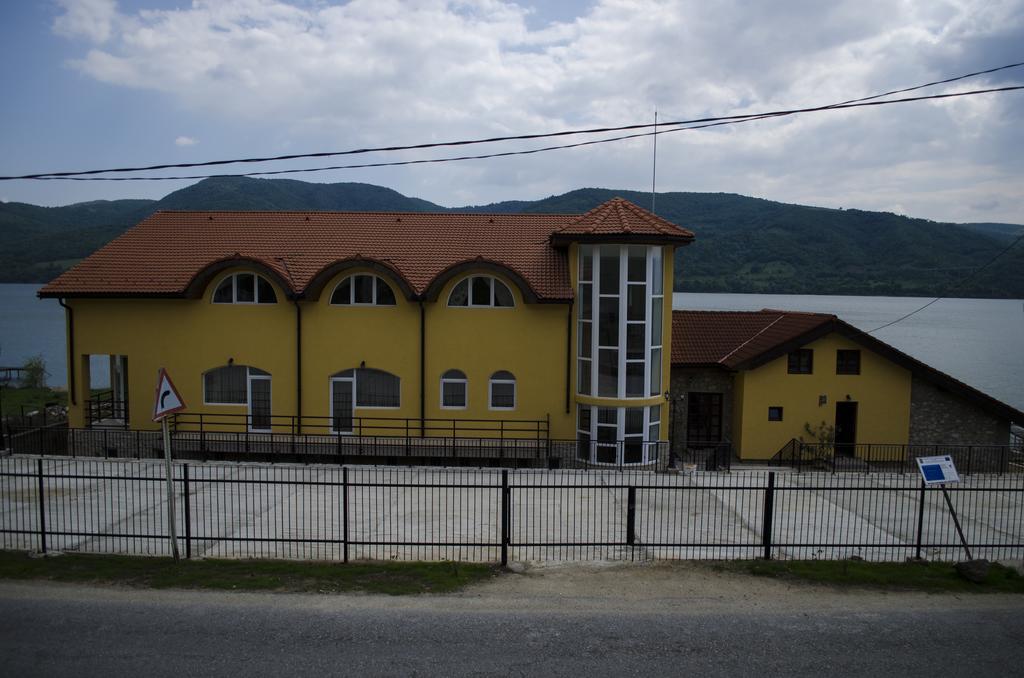 Mai Danube Eselnita Exterior foto